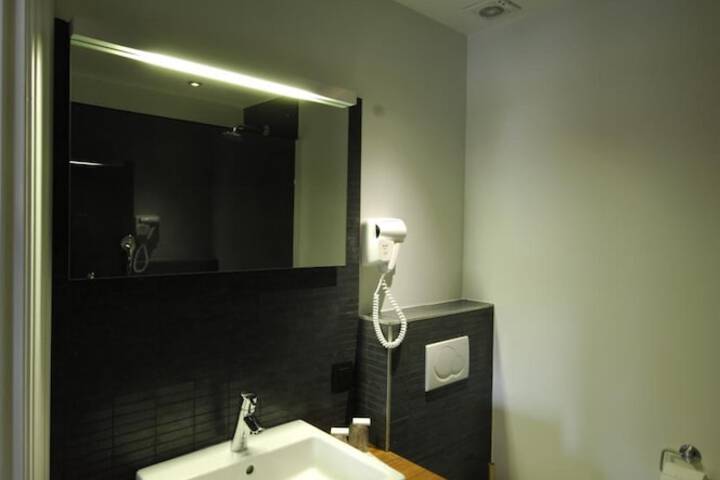 Room 10 of 33