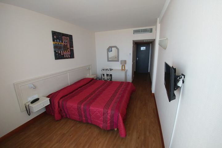 Room 2 of 37