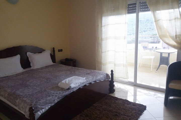 Room 6 of 8