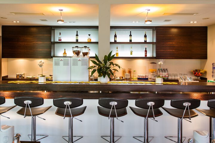 Lounge 27 of 29