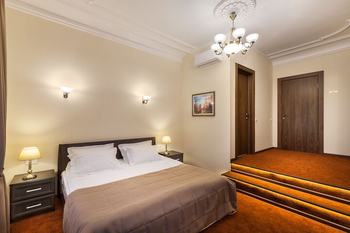 Room 19 of 83