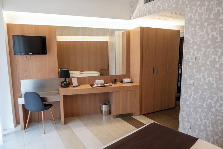 Room 13 of 42