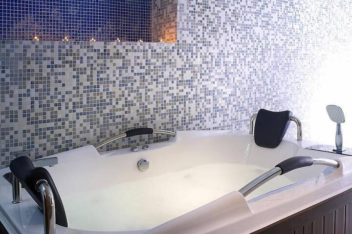 Jetted tub