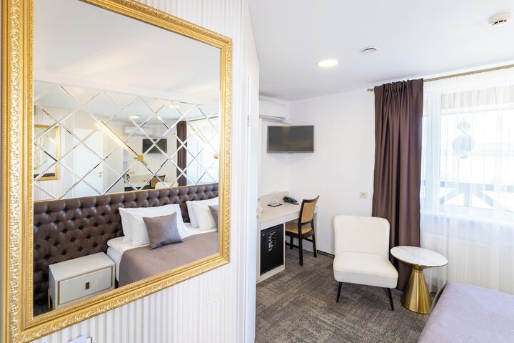 Room 13 of 42
