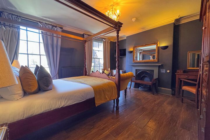 Room 6 of 34