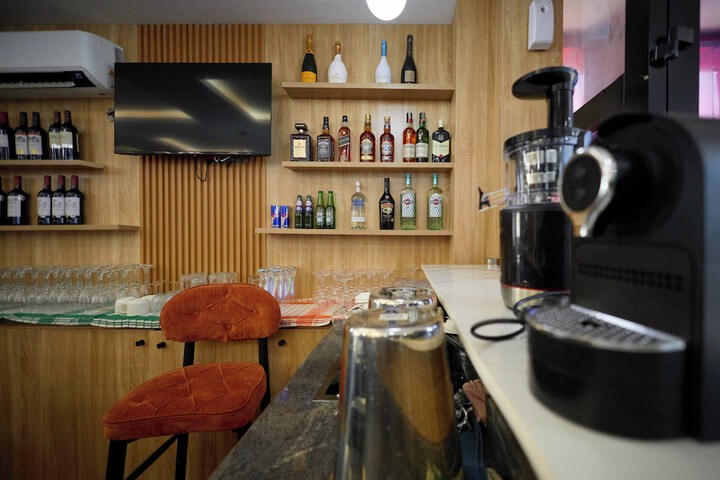 Lounge 102 of 170