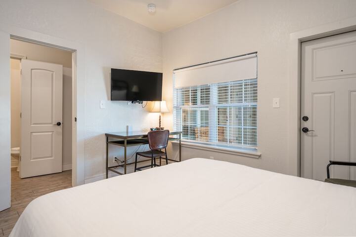 Superior Room 1 Queen Bed (5 of 168)