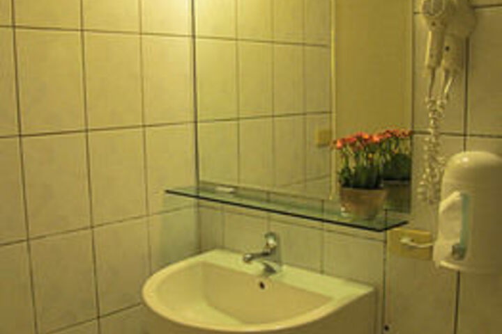 Room 3 of 20