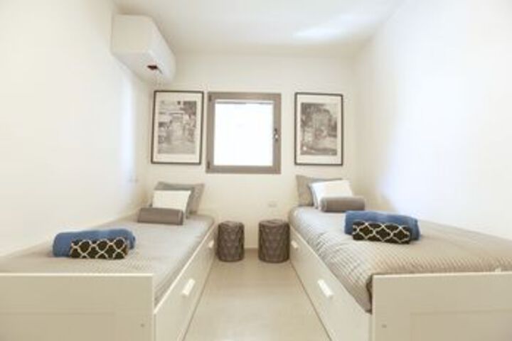 Room 5 of 16