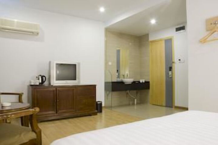 Room 14 of 33