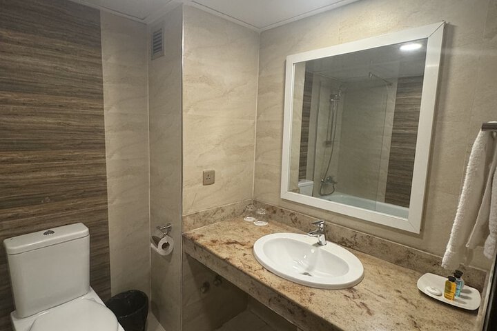 Room 27 of 48