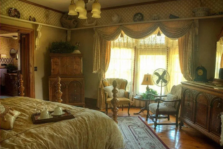 Room 5 of 12