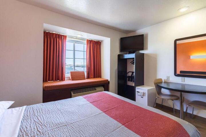 1 Queen Bed (5 of 15)