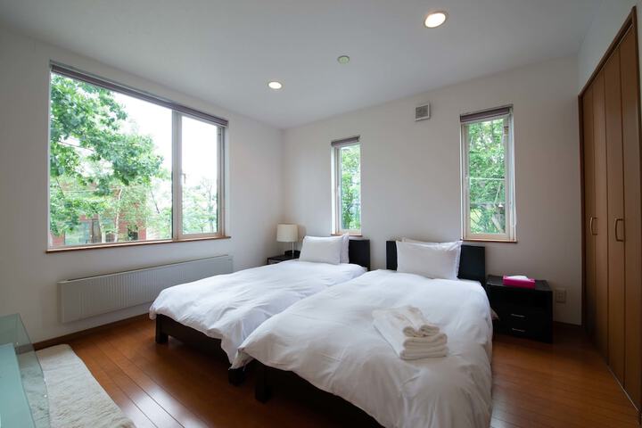 Room 5 of 17