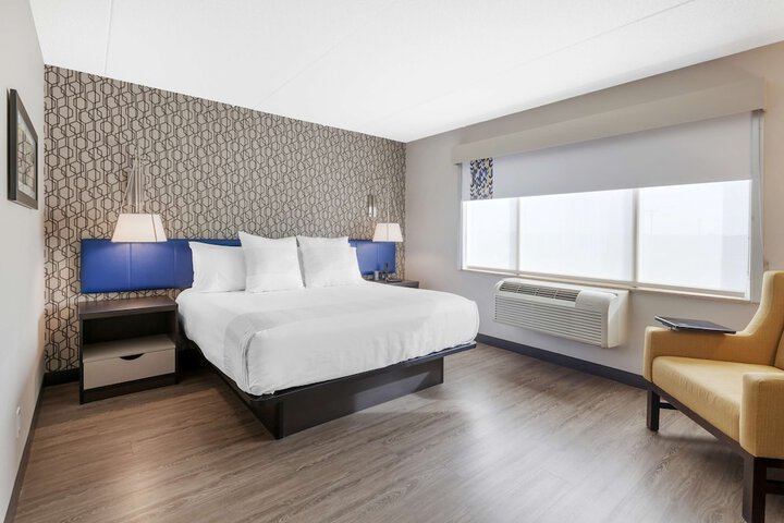 1 King Bed Sofa Bed Microwave and Refrigerator Keurig Coffee Maker Walk in Shower Full Breakfast (12 of 13)