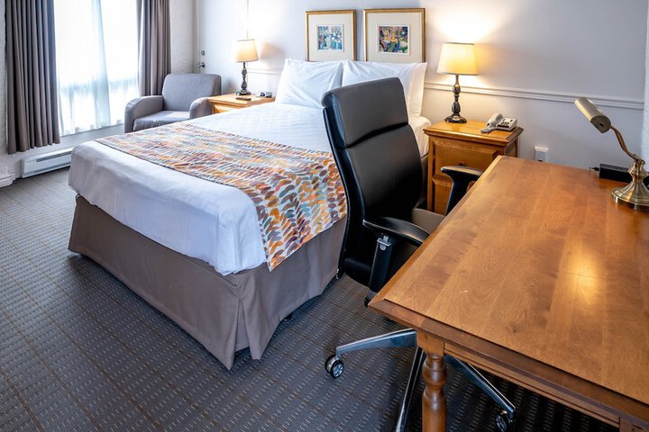 1 Queen Bed (5 of 16)