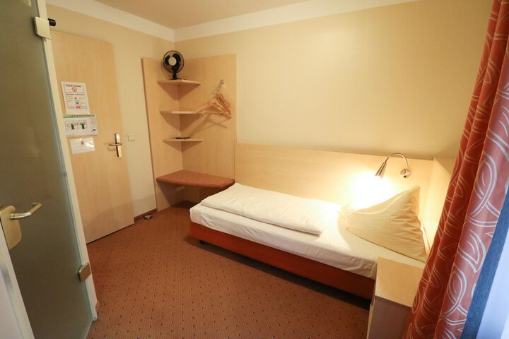 Room 14 of 37