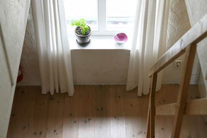 Room 102 of 189