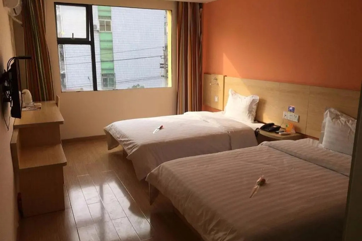 Room 4 of 9