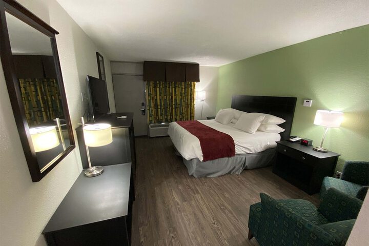 1 King Bed Work Desk Work Space Table and Chairs Microwave and Refrigerator, Coffee and Tea Maker Full Breakfast (5 of 40)