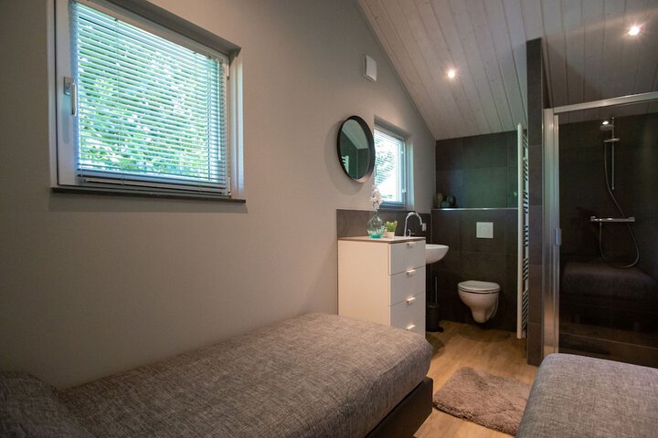 Room 6 of 32