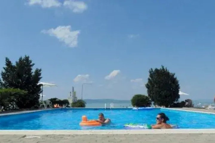 Pool 9 of 15