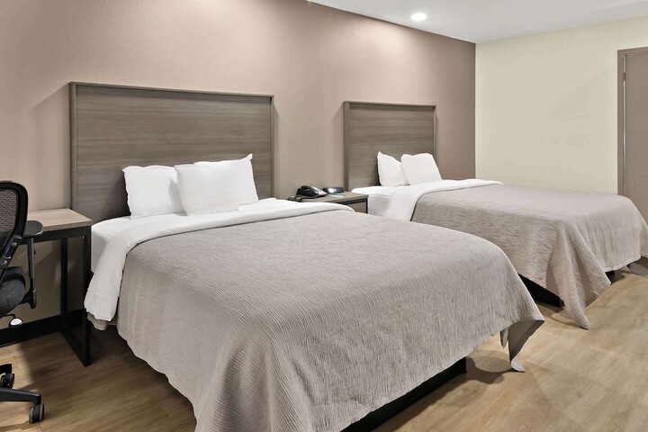 2 Queen Beds (9 of 17)