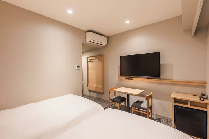 Room 4 of 18