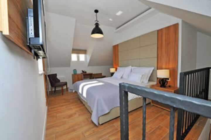 Room 83 of 183