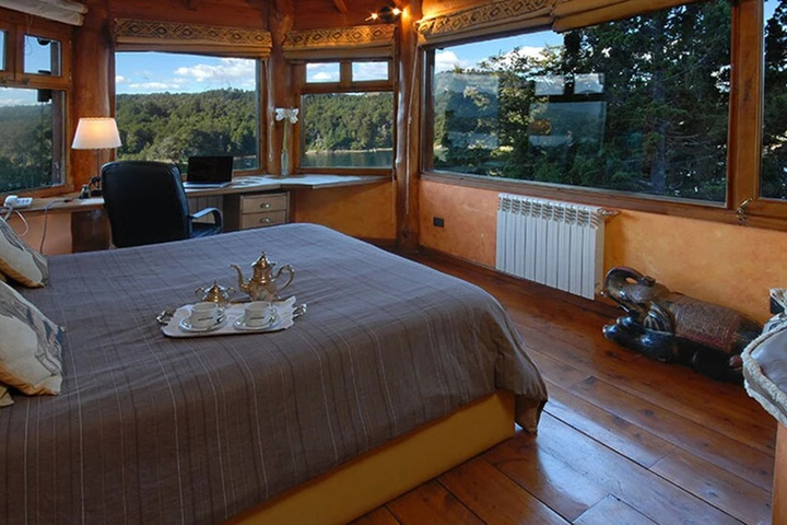 Magnificent Home with Lake Vistas H14