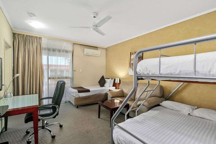 Room 32 of 65