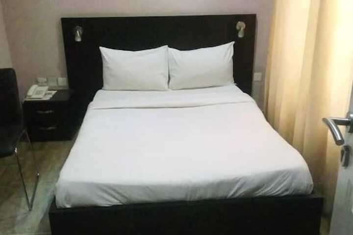 Room 7 of 32
