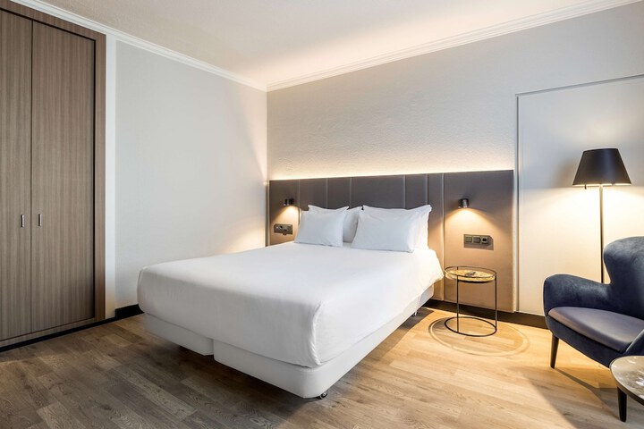 Room 9 of 48