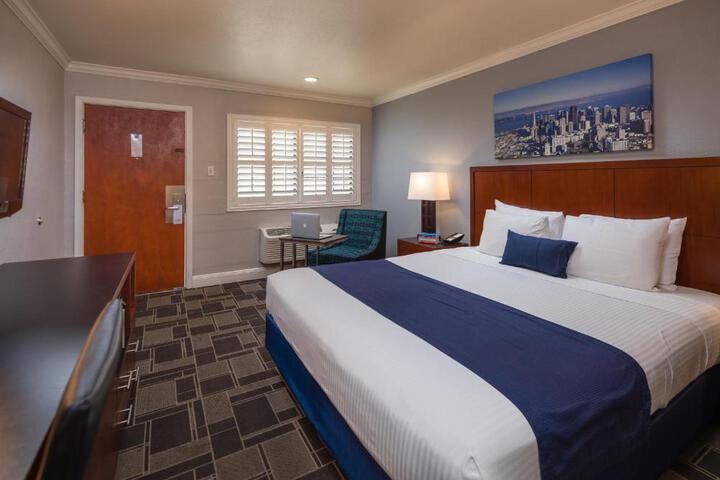 1 Queen Bed (6 of 7)