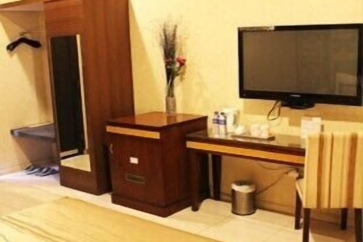Room 17 of 34