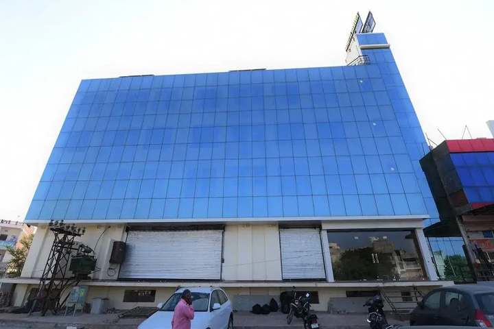 OYO 23606 Hotel Danaria