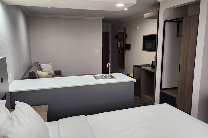 1 Queen Bed Accessible (12 of 15)