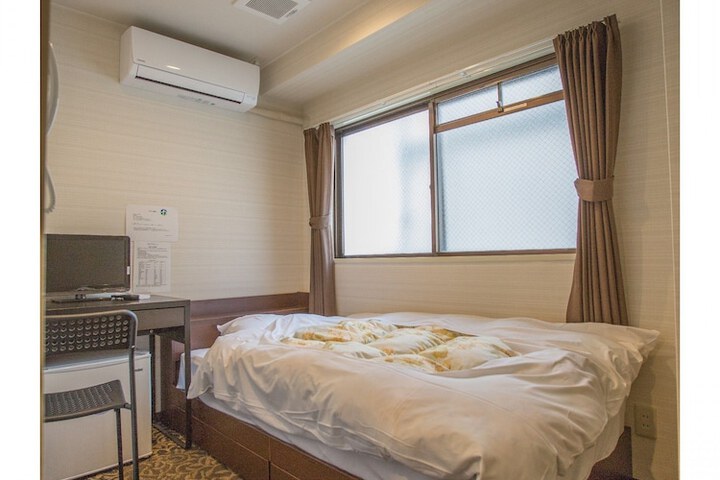 Room 4 of 9