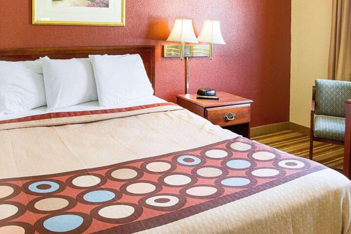 1 Queen Bed Accessible (4 of 10)