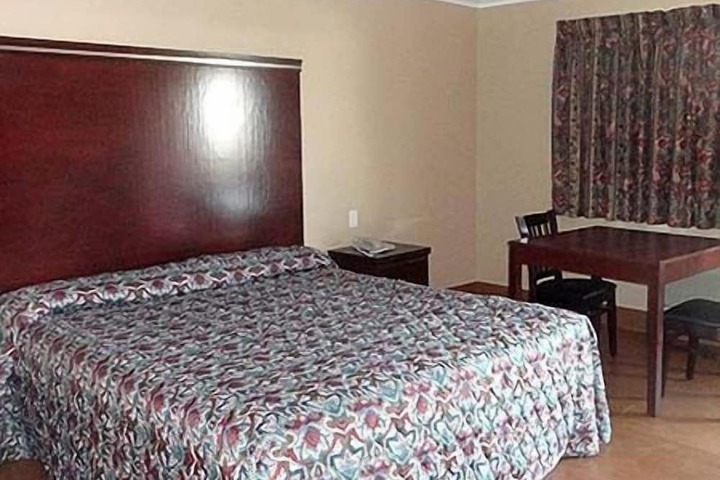1 King Bed (4 of 10)