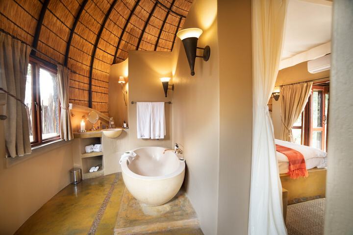 Deep soaking bathtub