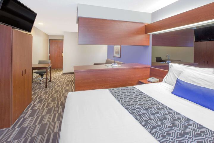 1 Queen Bed Accessible Room (10 of 18)