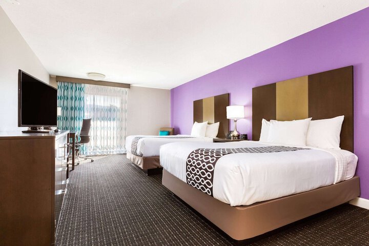 1 Queen Bed Mobility Accessible (4 of 7)
