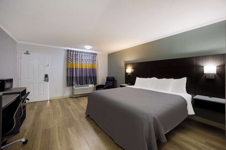 1 King Bed (16 of 20)