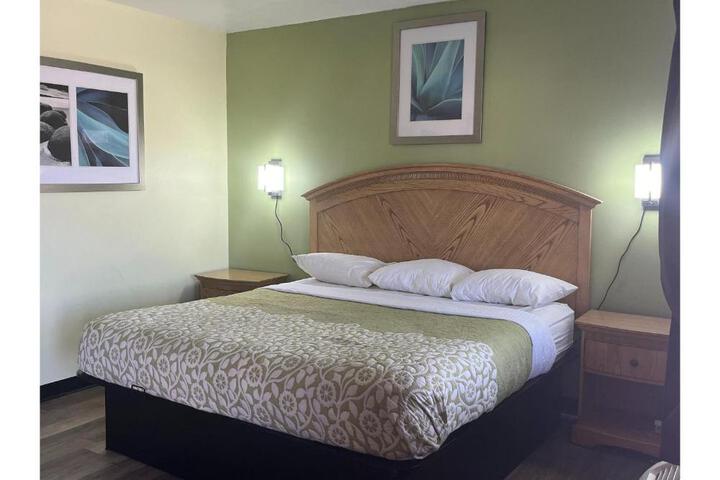 1 King Bed (3 of 4)