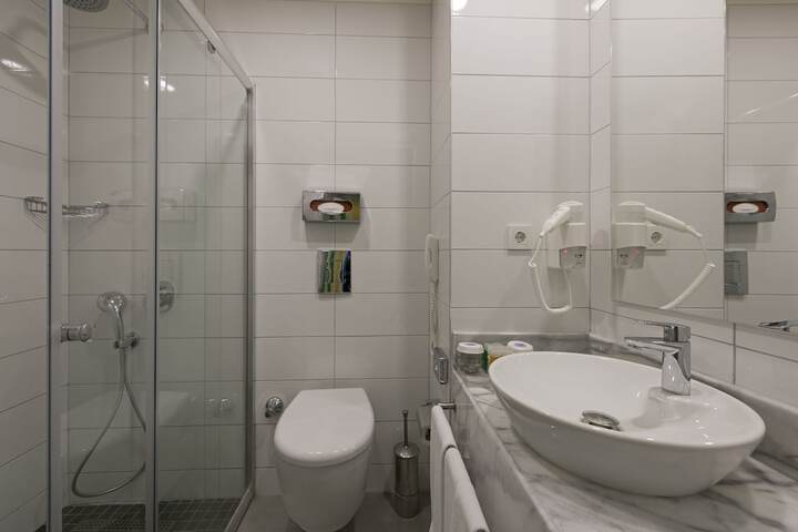 Room 10 of 32