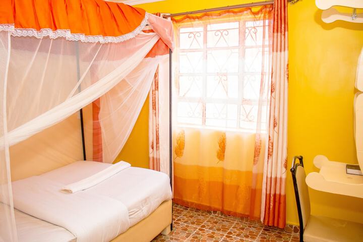 Room 4 of 12