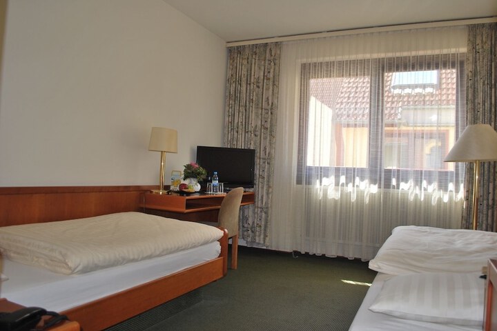 Room 16 of 33