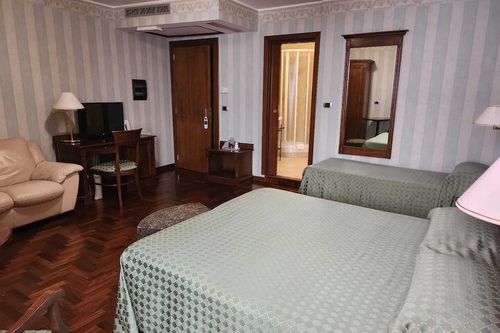 Room 10 of 16