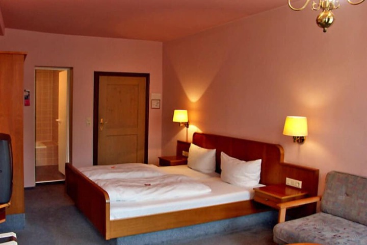Room 6 of 18